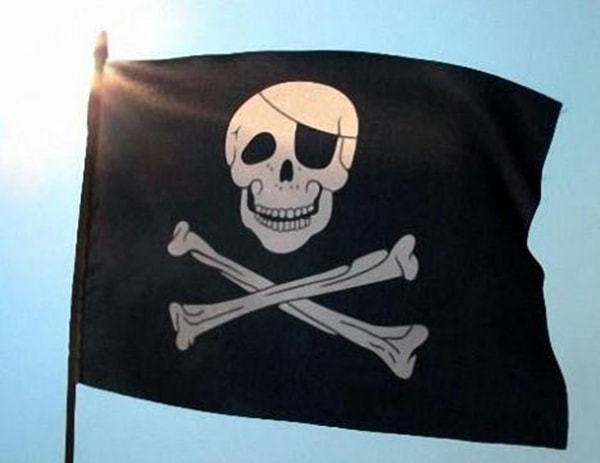 piratskij-flag-min