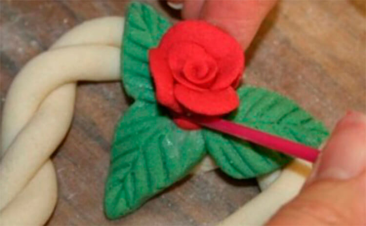 Розы ручной работы на 8 марта из разных материалов: фотоуроки sdelat rozu svoimi rukami 111