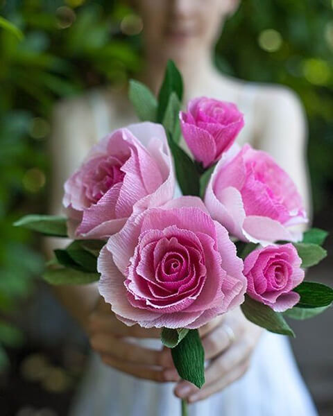 Розы ручной работы на 8 марта из разных материалов: мастер-классы с фотографиями sdelat rozu svoimi rukami 23