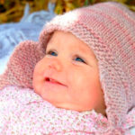 Чепчик для новорожденного: красивый головной убор спицами