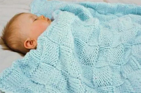 Теплое и красивое одеяло спицами для новорожденных detskoe odeyalo dlya novorozhdennogo spicami 7
